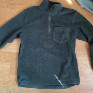 mysig tröja - Super skön och mysig tjocktröja som är jättemysig! Skulle säga det är en m/l. Skriv om du har fler frågor💕