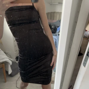 Brun klänning  - Fin klänning använd endast vid 1 tillfälle 💖