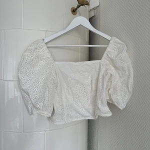 Topp - Vacker topp från H&M, aldrig använd. Storlek 38, stängs med dragkedja vid sidan 🤍
