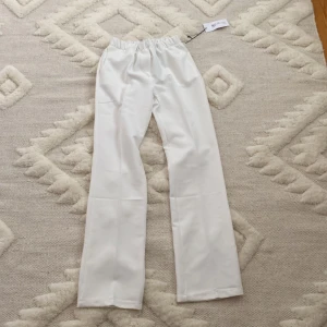 Design by si - Helt nya byxor från design by si💕 har aldrig använt och har lappen kvar. Nypris 387kr plus frakt och jag säljer den för 280kr ink frakt!! Bra i längd på mg som är 159/160. Perfekta till sommaren!! Hoppas nån vill köpa💗💗