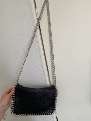 Tiamo väska  - Säljer min fina tiamo väska eftersom jag inte får användning av den. Den är i nyskick och endast använd fåtal gånger. Köpt för 500kr men säljer för 400kr! Pris kan diskuteras!