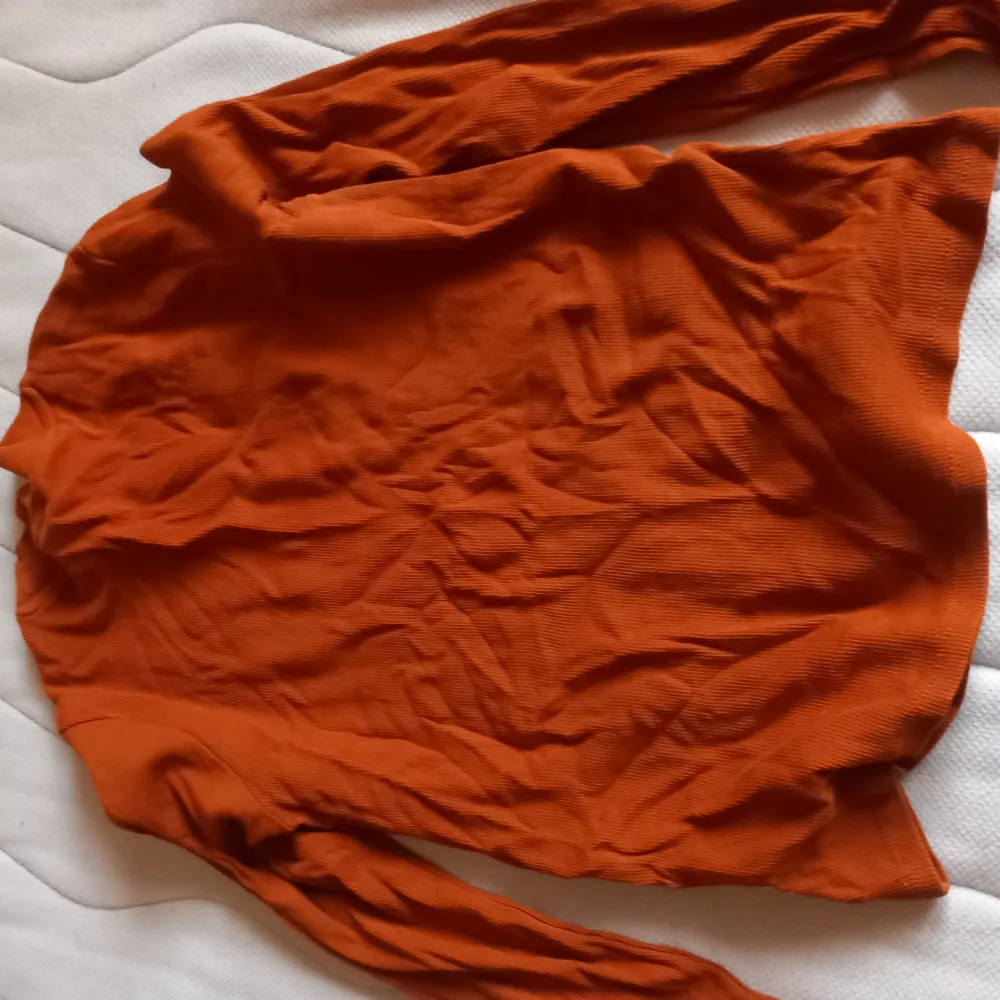 Orange/brun tröja från Monki. . Tröjor & Koftor.