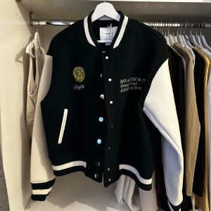 Säljer min oanvända Axel Arigato jacka - Jackan är oanvänd köptes för 3000 tusen kr säljs för 2500kr men pris kan diskuteras. Den är väldigt bra skick du som gillar high school jackor så passar de extremt fint.