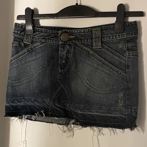 Minikjol  - Midjemått 38,5 rakt över  Längd 30cm uppifrån och ner💋