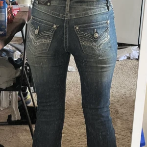 Harley Davidsson jeans med strass - Mått tvärs över: 38 cm, Innerbenslängd: 79 cm