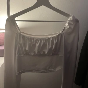 Vit topp - Söt topp från HM! Använd fåtal gånger men den är hel o ren! Storlek M säljer för att jag rensar ut sånt jag ej använder! Köpt för 200 kr 
