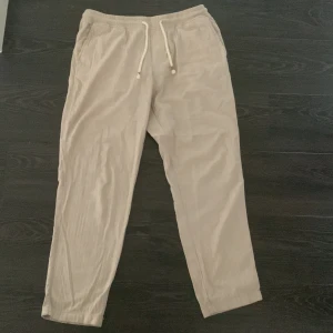 Linnebyxor - Sälja dessa Jack & Jones linnebyxorna i stl M som är i bra skick, de säljs pga att de inte passade min storlek