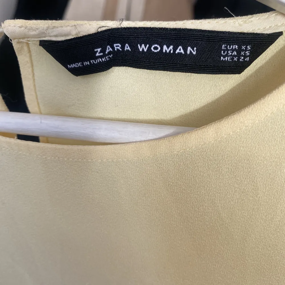 Fin somrig klänning från Zara i storlek XS!💛💖. Klänningar.