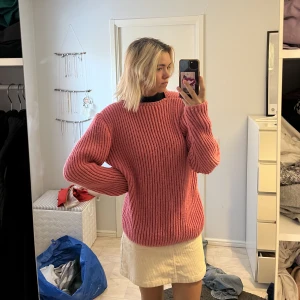 Rosa stickad tröja - Stor fluffig tröja, ej sticksig Oversized på mig som är en S Märke okänt