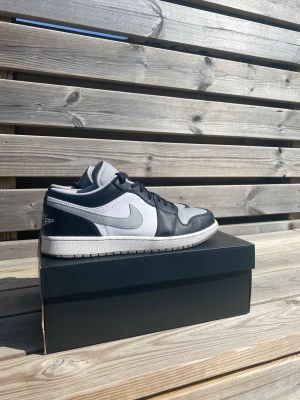 Jordan 1 low - jordans i strl 46, mycket bra skick! Mitt pris är 1200 men kan gå med på att sänka vid snabb affär!  Nypris på soleplus: 2999 kr! Orginalbox medkommer.