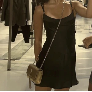 Klänning - Jättefin klänning från zara, använd fåtal gånger! Lånade bilder!❤️