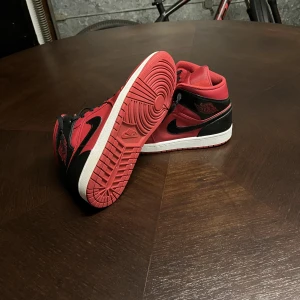 Jordan 1, Banned Mid Strl 43 - Ett par jordans ”banned” som jag säljer för dem är för små för mig, de är inpricip nya skor som handvävt få gånger. Först till kvarn. nypris 2200kr.