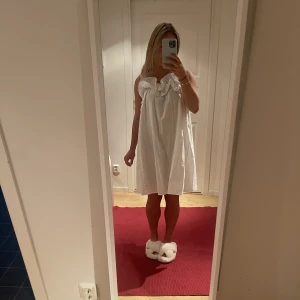 Klänning - Vit klänning från hm, jättesnygg och bra skick!❤️