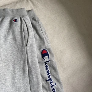 Champion  - Dessa är storlek L men är väldigt liten i storleken så det skulle passa de med XS/S. Märket är broderat på sidan av höger ben. Väldigt fina är dock en lite. Fläck som syns på bilderna, Annars bra skick. Säljer då det är för små för mig. Ordinarie pris 600