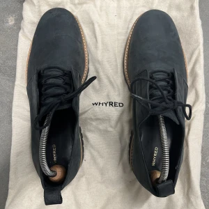 Whyred blue suede/mocca - Oanvända whyred skor i midnight blue suede mocca i storlek 43 Inkl whyred original tygpåse Nypris: 3000kr