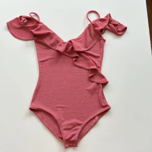 Body - Väldigt fin body, fint kvalitet. Den är från Gina Tricot.
