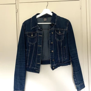 Jeansjacka  - En mörkblå jeansjacka. 