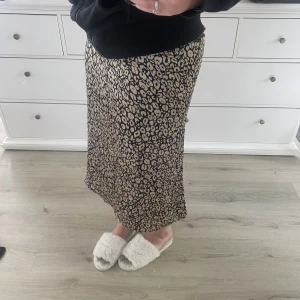 Långkjol - Långkjol med leopardmönster från Only, dragkedja på sidan, nyskick