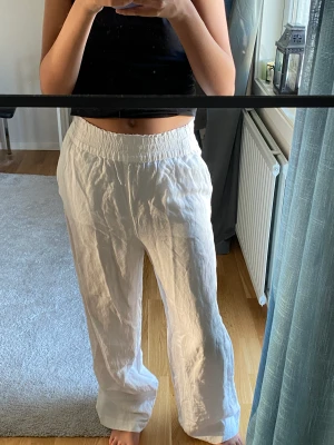 Linnebyxor hm - Ett par linnebyxor från H&M som inte kommer till användning, bra skick då jag bara använt de 3ggr. I storlek xs men passar även s💗. Högmidjade men kan även vikas ner till low waist. kontakta om ni vill köpa och använd inte fuktionen ”köp nu”