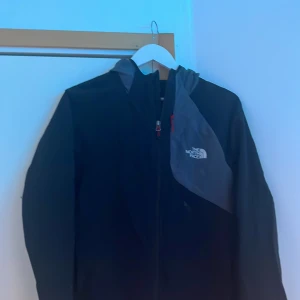 North face wind jacket  - Använd 2-4 gånger har bytt stil så använder inte den längre