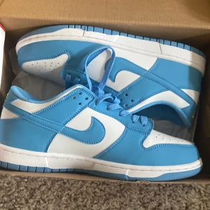 Nike dunk low coast - Jag säljer ett par Nike dunk low coast. Fick dom i julklapp. Säljer dom billigt för har inget kvitto och vet därför ej om de är äkta eller inte. Hör gärna av dig vid frågor. Pris kan diskuteras 