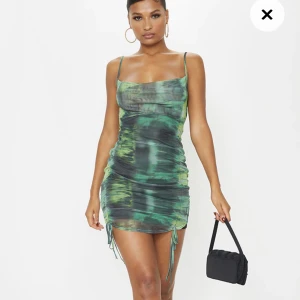 Grön festklänning  - Säljer denna jätte snygga klänning från Pretty little thing i storlek M.  Storleken är mer som en S och säljer pga lite för kort för min längd. 