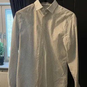 En skjorta från bläck i stl L, 400kr
