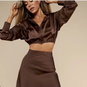 Brunt satin set - Brunt set från Biancas kollektion med Nelly. Använt fåtal gånger därmed toppskick! 200kr +frakt🤎