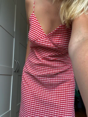 Rutig klänning  - Röd rutig sommarklänning med öppen rygg💗 