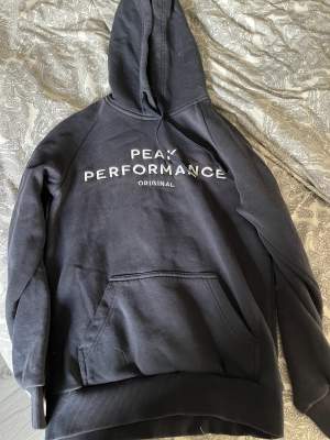 Säljer min peak performance hoodie som är använd några fåtal gången, utan någon anmärkning alls