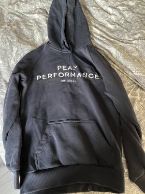 Peak performance hoodie  - Säljer min peak performance hoodie som är använd några fåtal gången, utan någon anmärkning alls