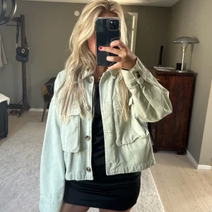 Grön jacka - Super fin, men kommer tyvärr inte till användning 🫶🏼