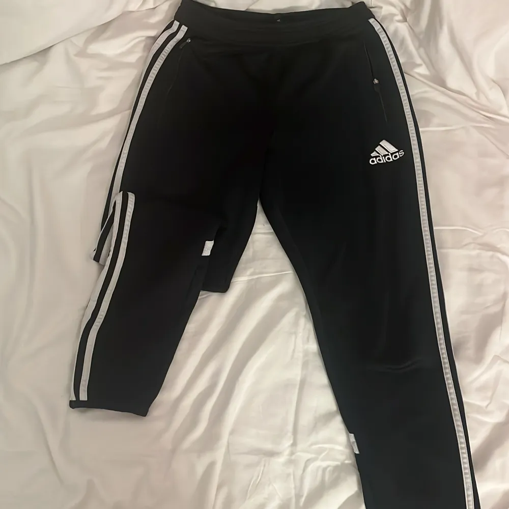 TRYCK INTE PÅ KÖP NU‼️‼️‼️ Adidas tränings byxor som knappt används. Storlek S men är väldigt stretchiga. . Jeans & Byxor.