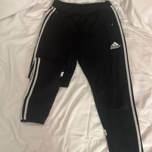 TRYCK INTE PÅ KÖP NU‼️‼️‼️ Adidas tränings byxor som knappt används. Storlek S men är väldigt stretchiga. 