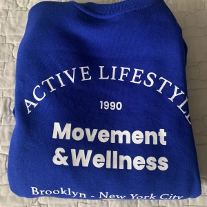 Blå sweatshirt💙 - En nästan helt oandvänd kofta som köptes förra sommaren men kom alldrig till andvändning passar bra i längden på mig som är 163💙💘 nypris 300