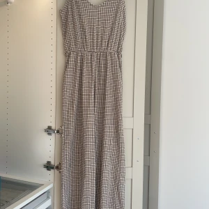 Byxdress  - Super fin och härlig byxdress från H&M. Aldrig använd med lappen som sitter kvar. 