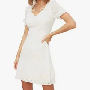 Säljer denna vita klänningen från Trendyol. Använd en sommar några enstaka gånger. Säljer då jag inte längre använder den mer ☺️ säljer för 200+frakt 