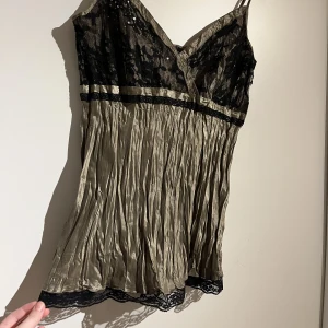 Y2k topp - Väldigt y2k topp, köpt secondhand. Sara kelly by ellos, i storlek 44. Passar perfekt som S eller M.