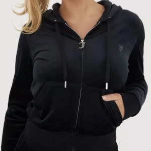 Juicy tröja svart - Fin juicy kofta som jag inte längre använder. Den är som ny och är i storlek S💗Tryck inte på köp direkt!