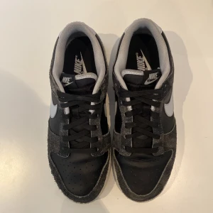 Merch Sweden Nike dunk low zebra - Storlek 41. Skick 8.5/10. Nypris: 3200 kr.Vann de i giveaway från merchsweden, och har inte använt de. Finns inte på marknaden längre. 