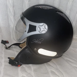 Hjälm - Fin scooter hjälm Som ny och har även reflexer och säker knäppning. 