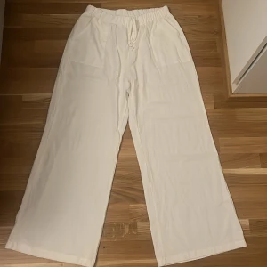 Linnebyxor  - Säljer dessa jätte fina linnebyxor i storlek XL. Aldrig använda pga att jag fick fel storlek när vi beställde dom.