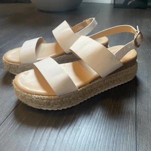 Sommarskor - Från bohoo, storlek 4=37. Finns nån enstaka fläck som förmodligen går bort