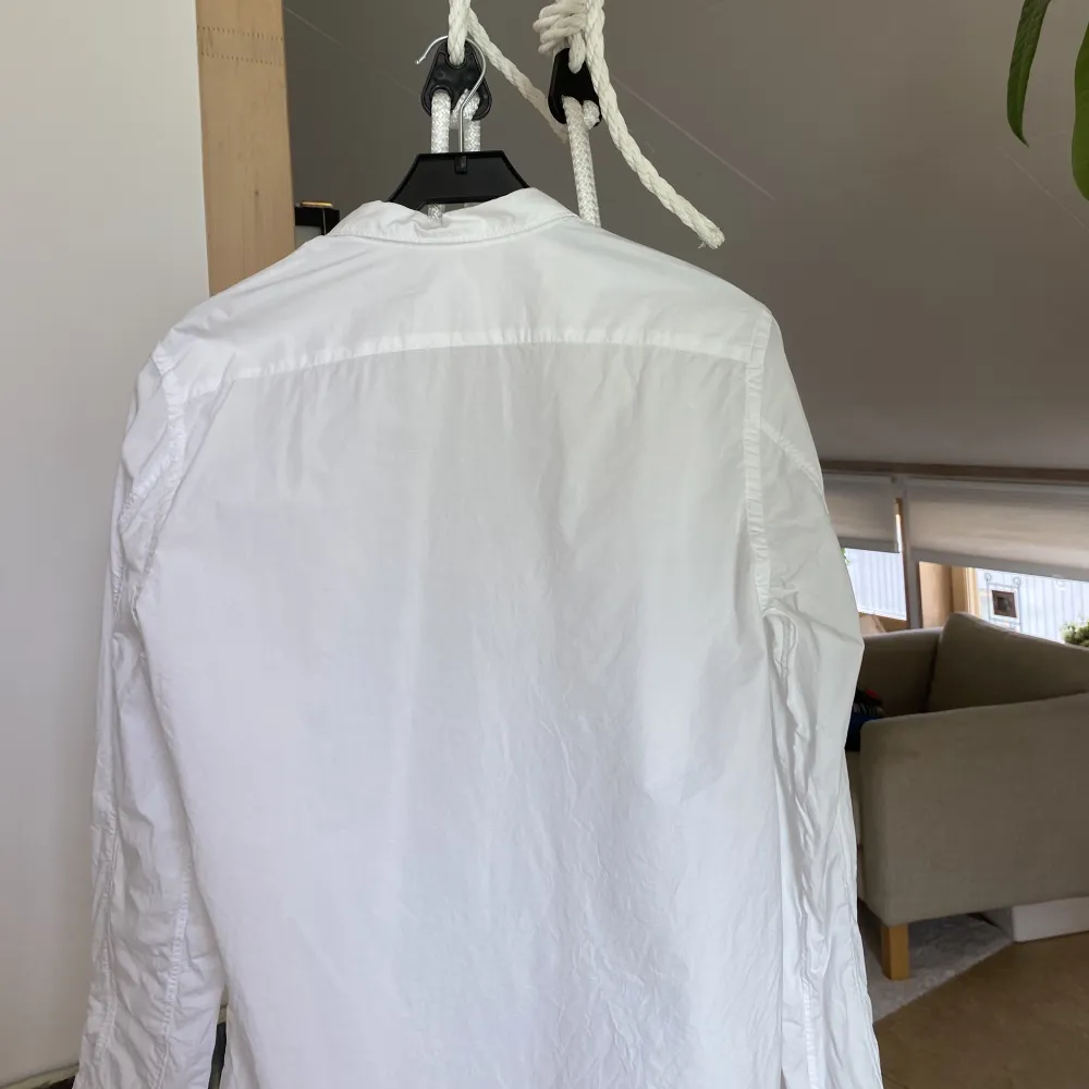 Superfin vit skjorta från Filippa K i storlek S. Endast använd kanske 3-4 gånger och är i jättefint skick, säljer då jag aldrig använder den. Ursäkta att den ej är struken på bilderna! Damstorlek.. Blusar.
