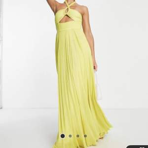 Slutsåld klänning från Asos. Helt oanvänd med prislapp. Lime/gul färg. Nypris 689kr.