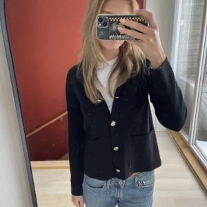 Kofta - Fin sandro liknande kofta! Aldrig använt! Har inga mer bilder. Köpt utomlands. Köpt för 300kr säljer för 230kr. Storlek M men mer en S! 