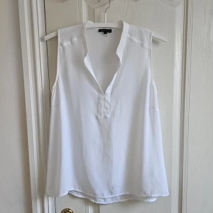 Vit blus - Jättefin linneblus från märket STOCKH LM. Den är i mycket bra skick! Storlek 36