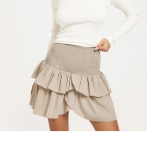 Brun kjol - En brun kjol. Lite mörkare än den på bilden men samam form då dem inte längre säljer den här färgen. Nypris 449 säljer den för 129