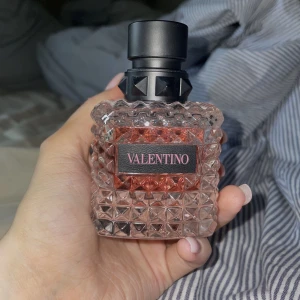 Valentino born in roma  - Säljer min valentino born in roma som knappt är använd då det inte är min typ av doft. Köpt i januari och ca 4/5 kvar av 50 ml 🫶🏻