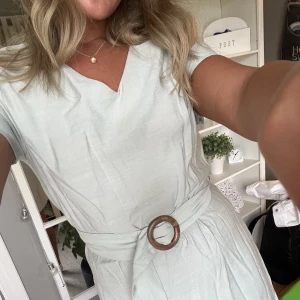 Ljusgrön klänning  - Ljusgrön klänning i linné med band runt midjan från det lake i storlek m